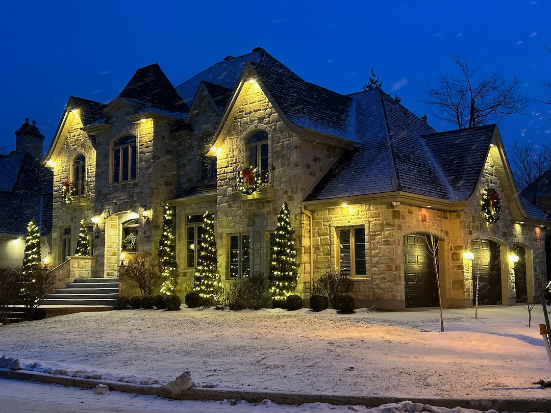 Installation des lumières de Noël à Blainville, Qc.